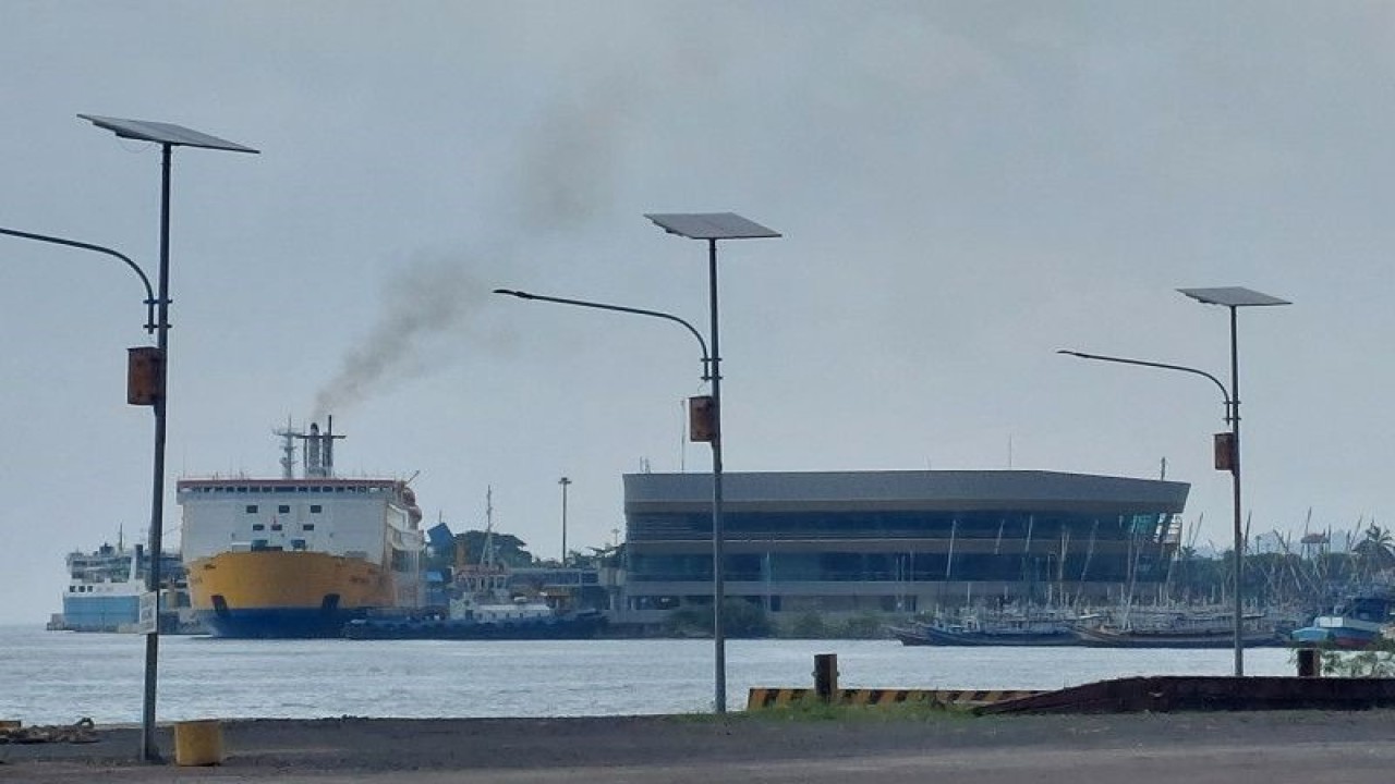 Kapal ASDP melayani penumpang di Pelabuhan Bakauheni, Lampung, Jumat (30/12/2022). (Adimas Raditya)