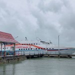 Kapal Cepat Express Bahari 3 E parkir di dermaga Pelabuhan Tanjung Pandan karena tidak bisa melakukan pelayaran akibat cuaca ekstrem. ANTARA/Kasmono-1671779185