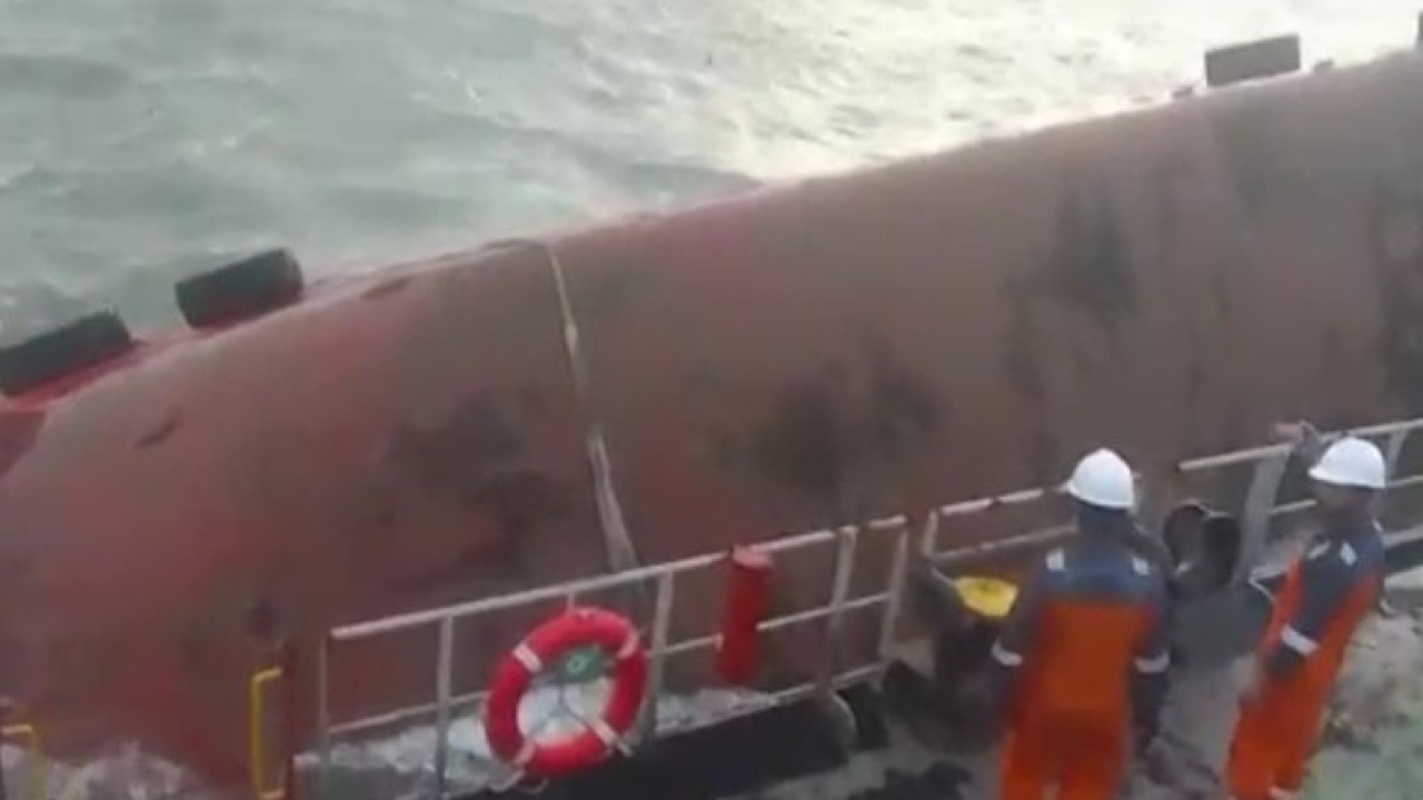 Sebuah kapal crane batu bara terbalik hingga tenggelam di perairan laut Sungsang, Kabupaten Banyuasin, Sumatera Selatan - Selat Bangka, Kepulauan Bangka Belitung, Rabu (28/12/2022). ANTARA/HO-Ditpolairud Polda Sumsel.