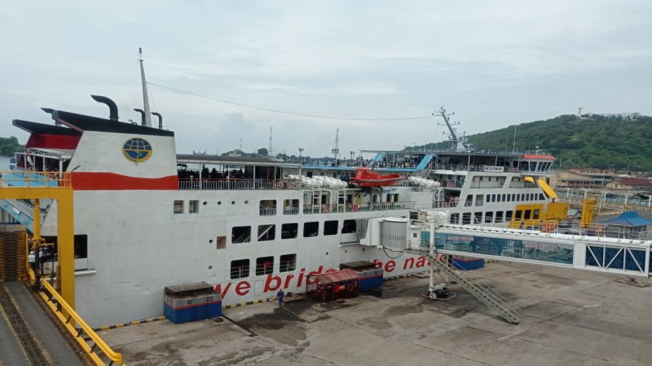 Kapal Feri di Pelabuhan Merak melayani penyeberangan menuju Pelabuhan Bakauheni, Lampung, untuk mengangkut penumpang yang hendak merayakan Natal di berbagai daerah di Pulau Sumatra. ANTARA/Mansur