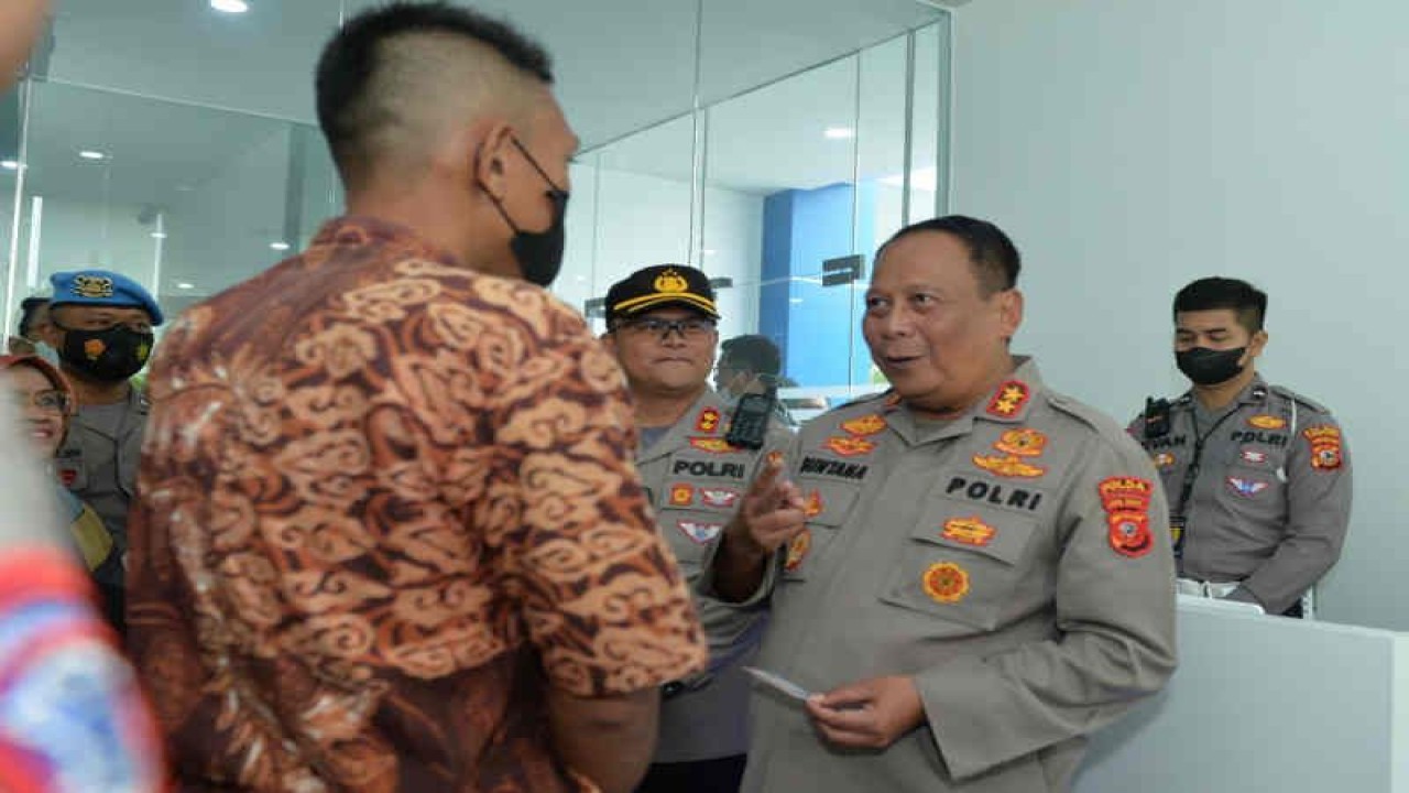 Kepala Kepolisian Daerah (Kapolda) Jawa Barat Irjen Pol Suntana minjau pelayanan pembuatan SIM di Polres Cirebon Kota di Cirebon, Jawa Barat, Selasa (13/12/2022). ANTARA/Ho-Humas Polres Cirebon Kota.
