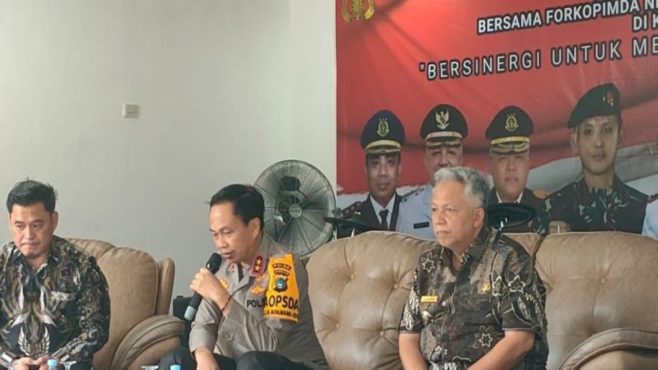 Kapolda Babel Irjen Pol. Yan Sultra bersama Bupati Bangka Barat Sukirman dan Wakil Bupati Bong Ming Ming pada kegiatan Jumat Curhat di rumah dinas Bupati Bangka Barat. (ANTARA/ Donatus Dasapurna)