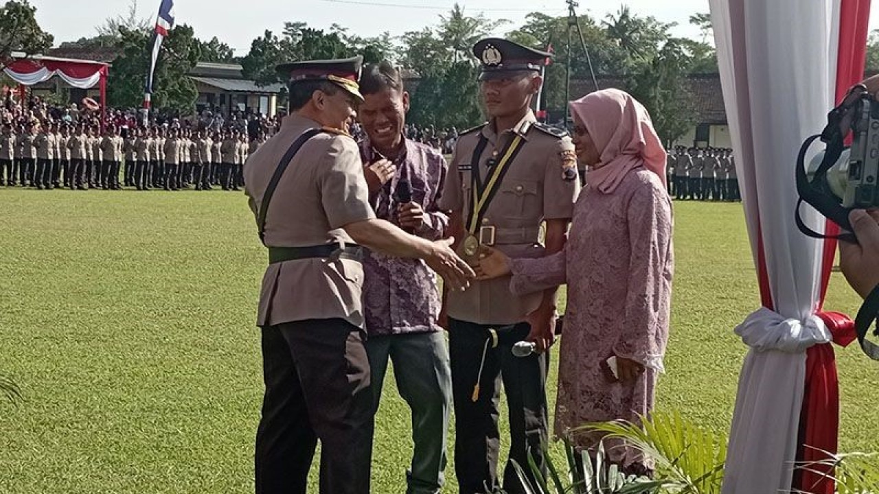 Kapolda Jateng Irjen Pol. Ahmad Luthfi menyalami lulusan Bintara Polri Terbaik Bripda Iqbal Nur Pratama beserta kedua orang tuanya, Ahmad Purwanto dan Tri Mumpuni, usai upacara pelantikan di Lapangan Pengayom, SPN Polda Jateng, Purwokerto, Kabupaten Banyumas, Rabu (21-12-2022). ANTARA/Sumarwoto
