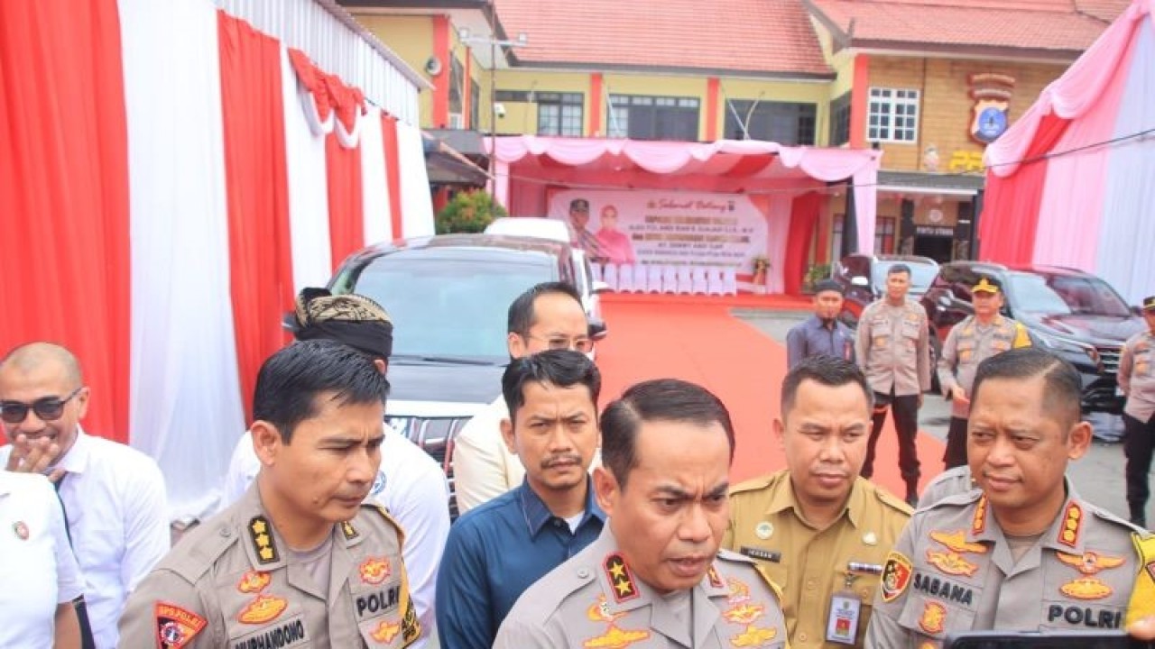 Kapolda Kalimantan Selatan Irjen Pol Andi Rian R Djajadi didampingi Kapolresta Banjarmasin Kombes Pol Sabana Atmojo memberikan keterangan kepada wartawan saat kunjungan kerja di Polresta Banjarmasin, Selasa (27/12/2022). ANTARA/Firman.