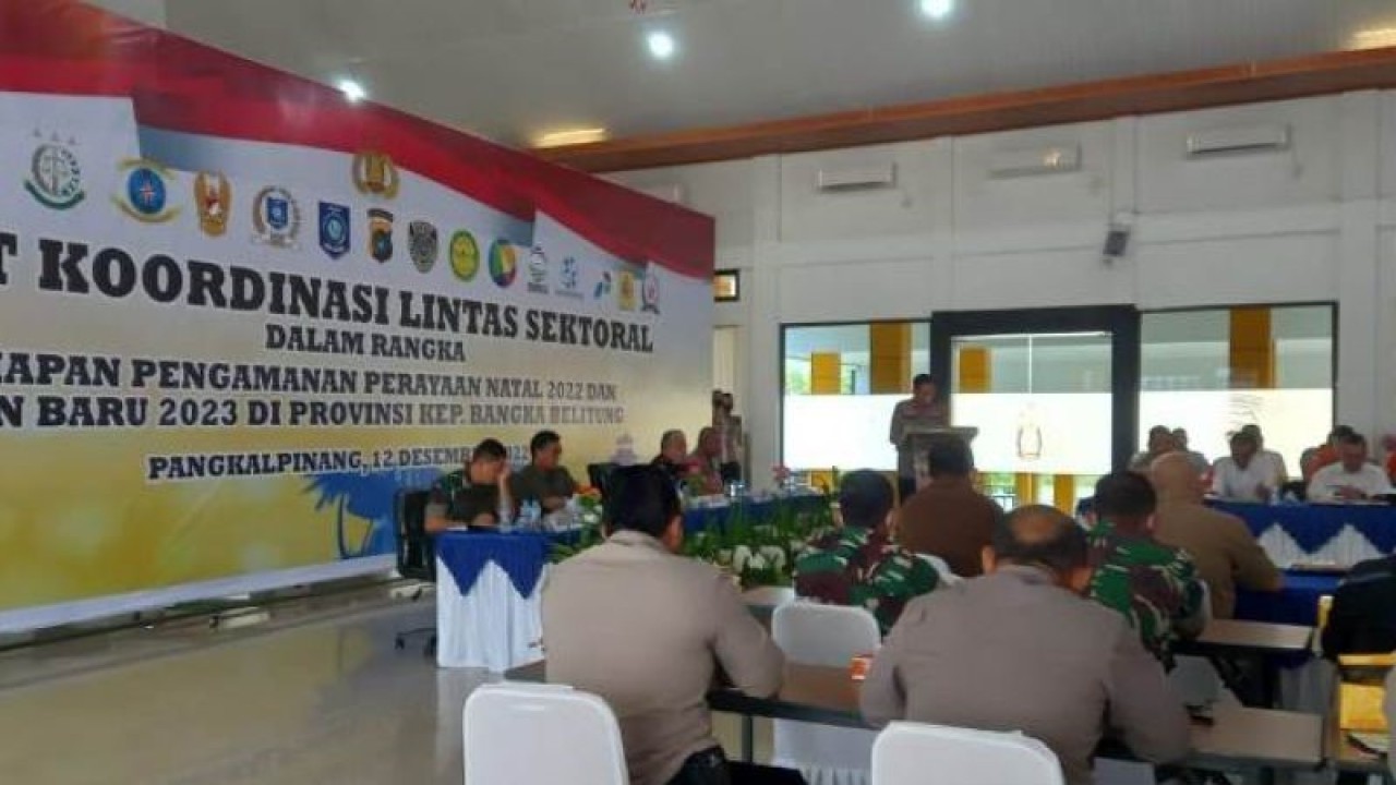 Kapolda Kepulauan Babel Irjen Pol Yan Sultra saat memimpin Rakor Lintas Sektoral Operasi Lilin Menumbing 2022 di Pangkalpinang, Senin. (ANTARA FOTO/Aprionis)