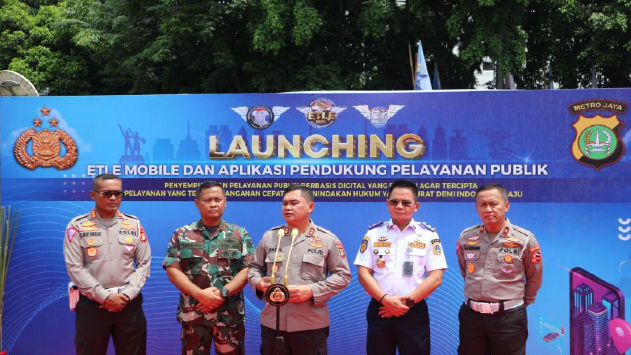 Kapolda Metro Jaya Irjen Pol Fadil Imran (tengah) berikan keterangan usai peresmian ETLE mobile sebagai sarana penindakan pelanggaran lalu lintas, di Mako Polda Metro Jaya, Selasa (13/12). ANTARA/Fianda Sjofjan Rassat