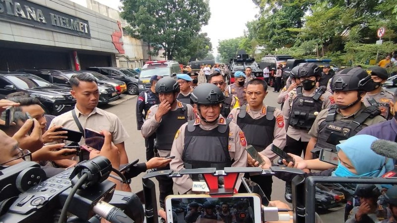 Kapolda Jawa Barat Irjen Pol Suntana saat memberi keterangan pers di sekitar Kantor Polsek Astanaanyar, Kota Bandung, Jawa Barat, Rabu (7/12/2022). ANTARA/Bagus Ahmad Rizaldi