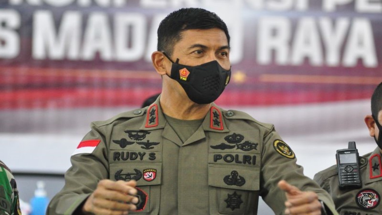 Kepala Kepolisian Daerah Sulawesi Tengah Irjen Pol. Rudy Sufahriady saat memberikan keterangan di Kabupaten Parigi Moutong, Minggu (19/8/2021). ANTARA/Muhammad Izfaldi