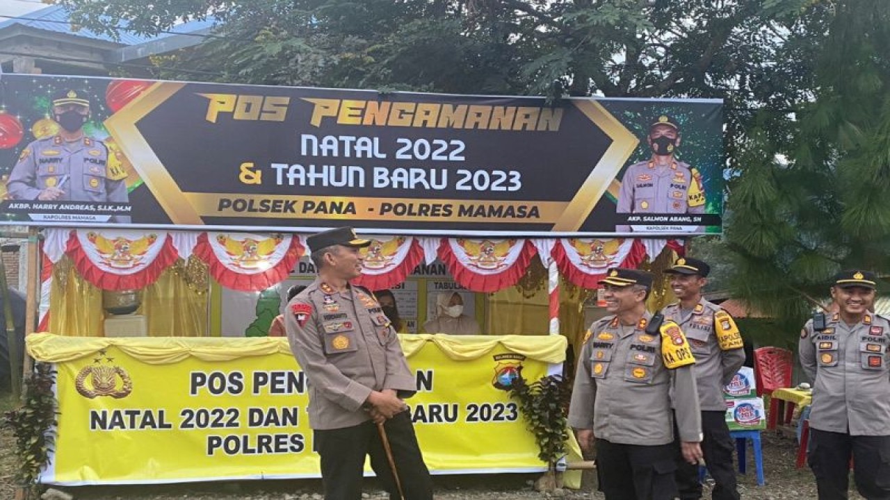 Kapolda Sulbar Inspektur Jenderal Polisi Verdianto I Bitticaca (kiri) saat melakukan pengecekan kesiapan pengamanan Natal dan tahun baru di pos pengamanan Polsek Pana Kabupaten Mamasa. ANTARA/HO/Humas Polda Sulbar.