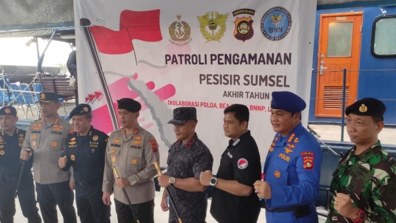 Kepala Kepolisian Daerah Sumatera Selatan Inspektur Jendral Polisi Albertus R Wibowo (empat dari kiri) beserta jajaran usai memantau kesiapan personel patroli pengamanan pesisir dan operasi pemberantasan bisnis ilegal wilayah perairan Sumatera Selatan, di Pelabuhan Boombaru, Palembang, Selasa (20/12/2022) (ANTARA/M Riezko Bima Elko P)