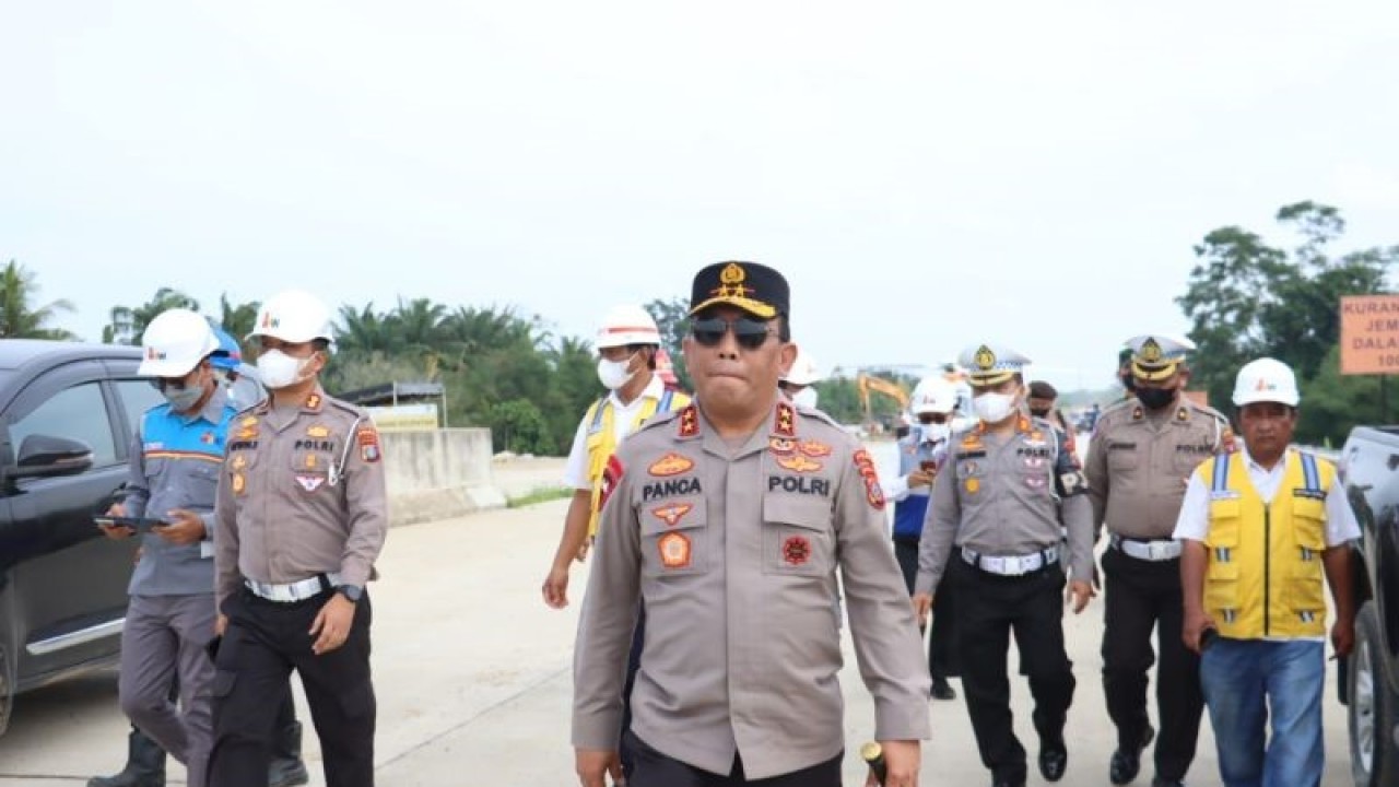 Kapolda Sumut Irjen Pol RZ Panca Putra Simanjuntak (tengah)_ meninjau Tol Tebing Tinggi-Indrapura yang akan dijadikan jalur alternatif pada arus mudik Natal 2022 dan Tahun Baru 2023. (Foto:ANTARA/HO/Polda Sumut.)