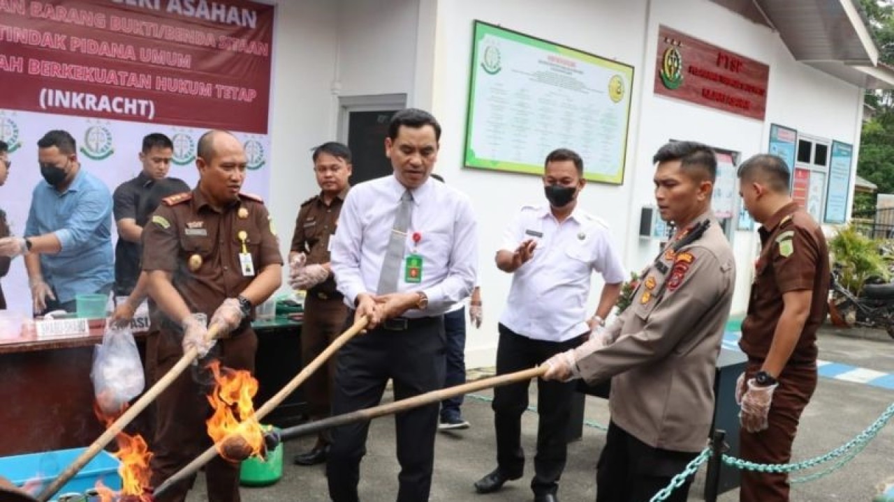 Kapolres Asahan AKBP Roman Smaradhana Elhaj (nomor 1 dari kanan) memusnahkan barang bukti narkotika. (Foto:ANTARA/HO/Polres Asahan.)