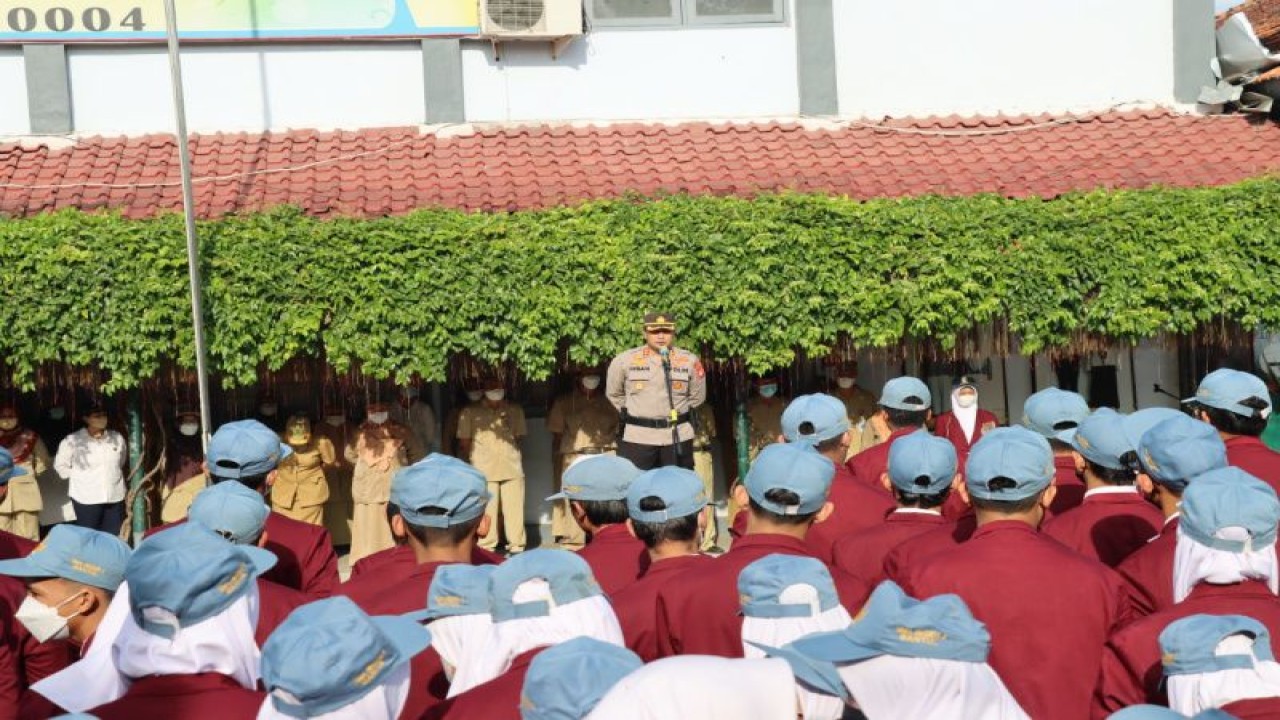 Kapolres Bantul AKPB Ihsan saat pengarahan pada kegiatan Deklarasi Pelajar Anti-tawuran, Narkoba dan Geng Sekolah di SMA Negeri 2 Bantul, DIY, Senin (19/12/2022) (Foto Humas Polres Bantul)