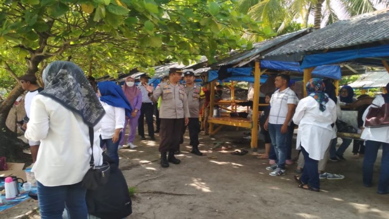 Kapolres Bintan AKBP Tidar Wulung Dahono memberikan imbuan kepada pengunjung pantai trikora, Kabupaten Bintan, Kepri, Selasa (27/12). (Ogen)