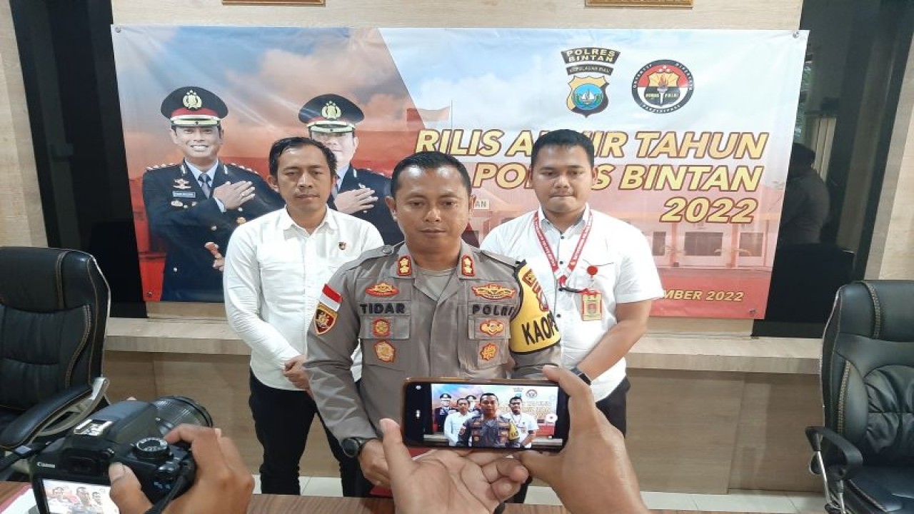 Kapolres Bintan AKBP Tidar Wulung Dahono memimpin konferensi pers capaian kerja akhir tahun 2022 di kantornya, Kamis (29/12). (Ogen)