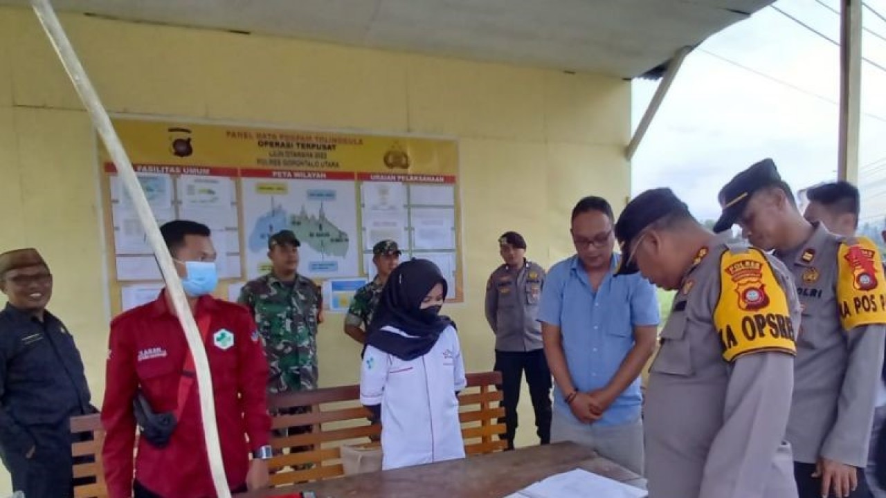 Kapolres Gorontalo Utara, AKBP Juprisan Pratama Ramadhan Nasution, didampingi Wakapolres Kompol Nikson Yusuf dan jajaran, mengunjungi pos pengamanan wilayah perbatasan di Kecamatan Tolinggula. (ANTARA/Susanti Sako)