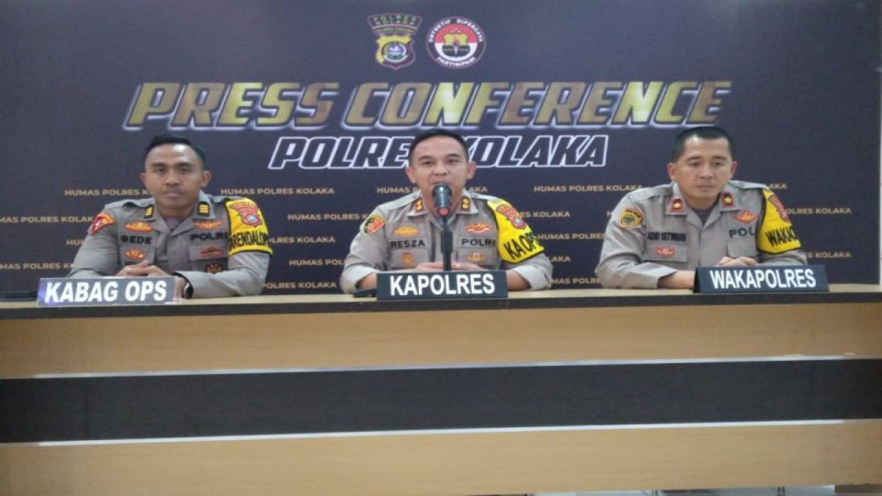 Kapolres AKBP Resza Ramadyansah didampingi Wakapolres serta Kabag Ops Polres Kolaka saat menggelar jumpa pers di aula kantor setempat, Jumat (30-12-2022). ANTARA/Darwis Sarkani