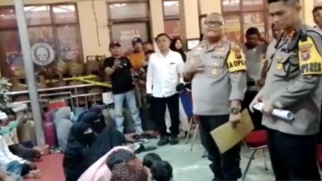 Kapolres Tanjung Balai AKBP Ahmad Yusuf Afandi (kiri) sedang mendata warga Rohingya. ((ANTARA/HO/Humas Polres Asahan))