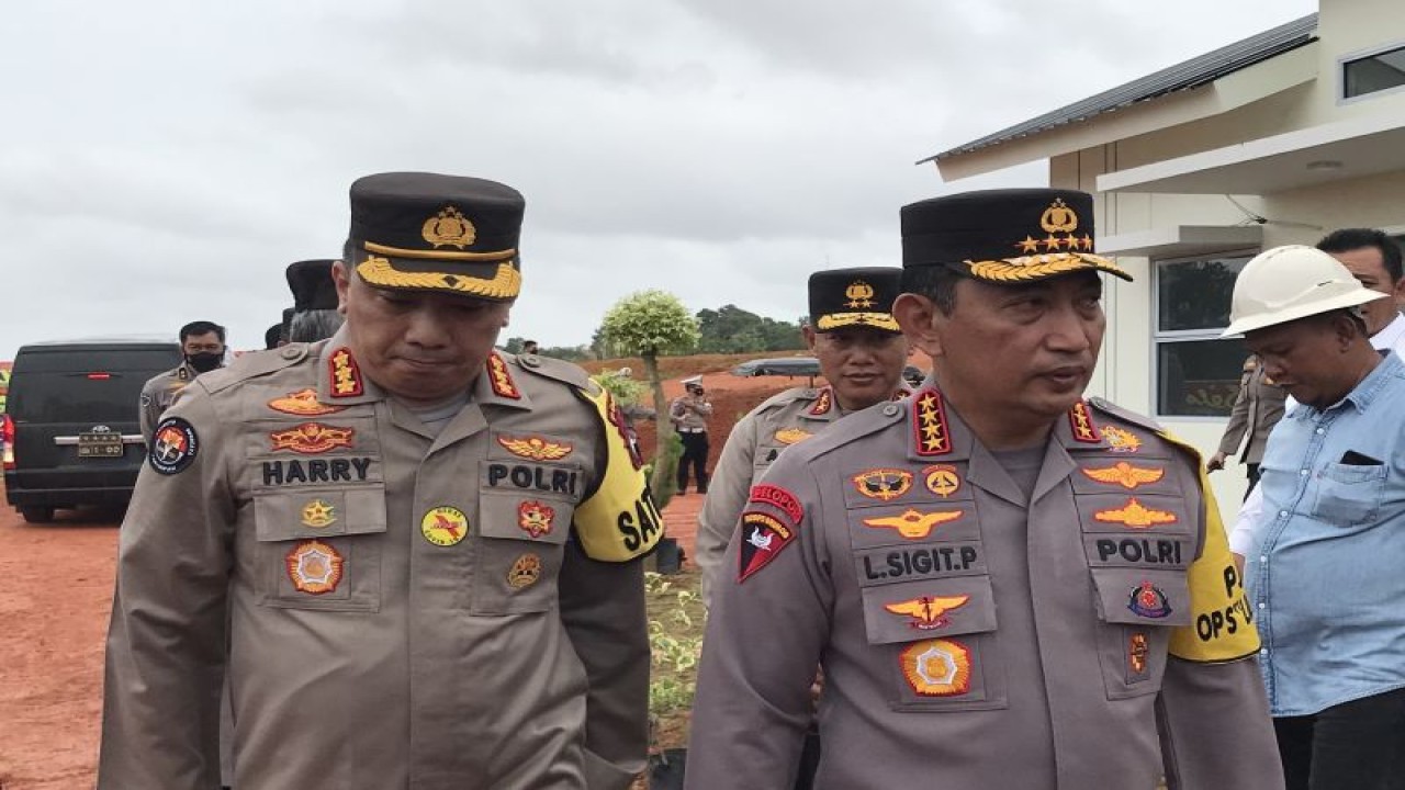 Kapolri Jenderal Pol. Listyo Sigit Prabowo didampingi Kabid Humas Polda Kepri Kombes Harry Goldenhardt saat berkunjung ke Polda Kepri, Jumat (23/12). (ANTARA/Yude)
