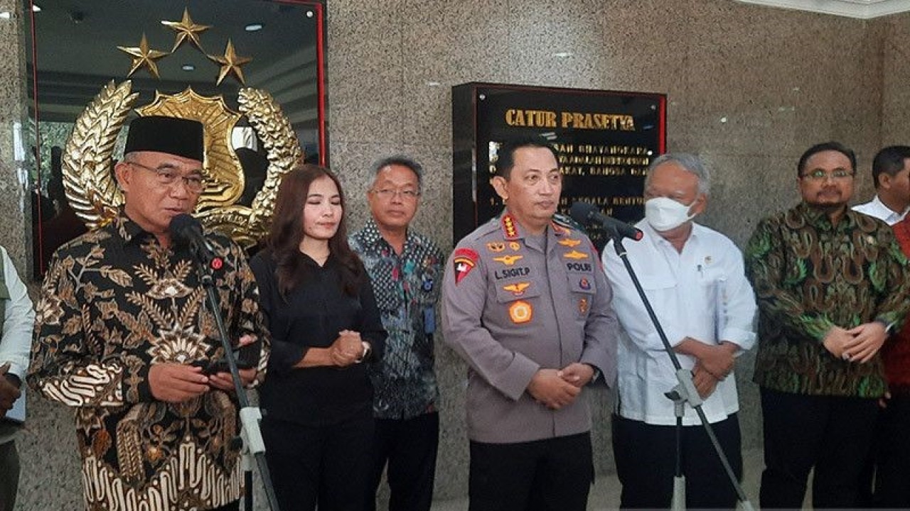 (Ki-ka) Menko PMK, Muhadjir Effendy, Kepala Kepolisian Indonesia, Jenderal Polisi Listyo S Prabowo, Menteri PUPR, Basuki Hadimuljono, Menteri Agama, Yaqut C Qoumas, memberikan keterangan pers usai Rakor lintas sektor persiapan pengamanan Natal dan Tahun Baru 2022 di Mabes Polri, Jakarta (16/12/2022). ANTARA/Laily Rahmawaty