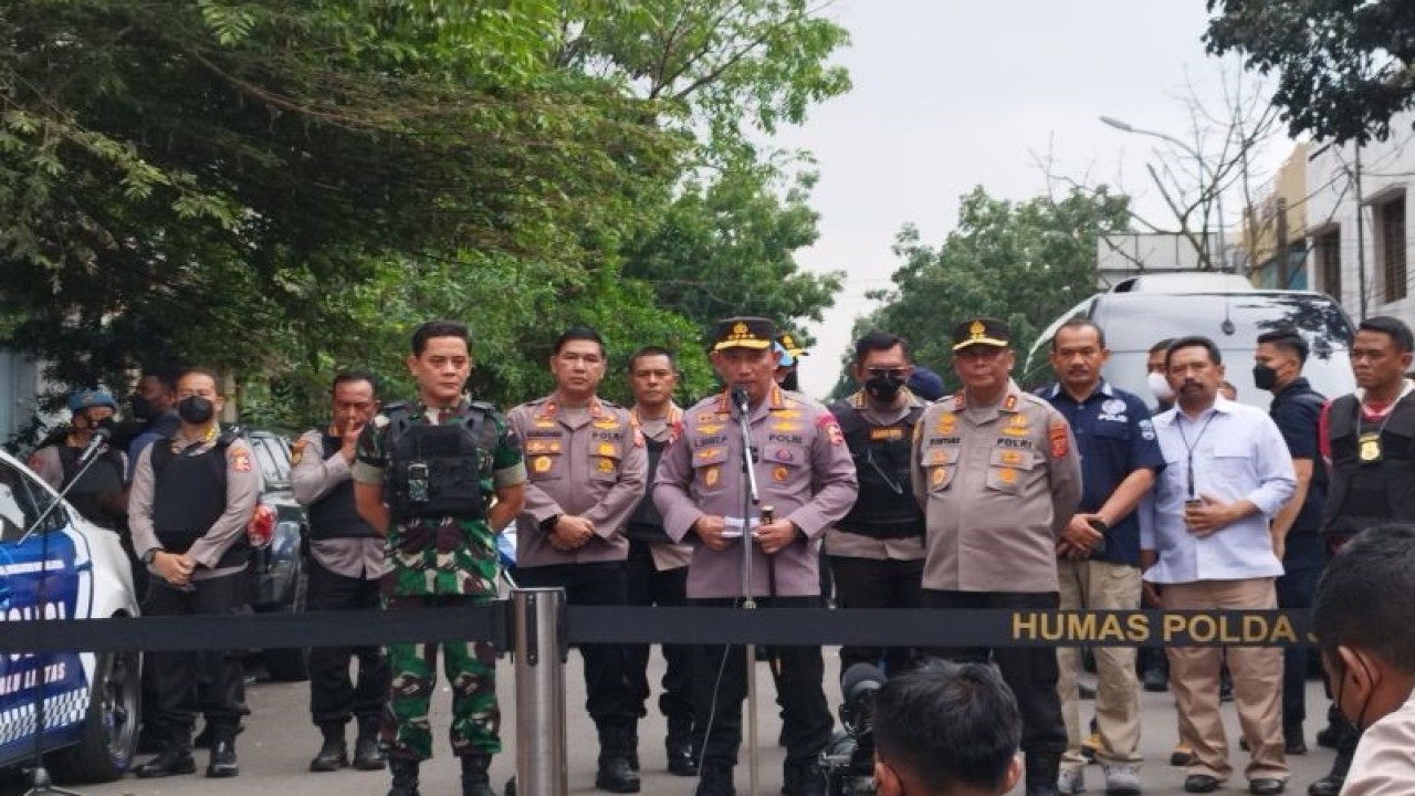 Kapolri Jenderal Pol. Listyo Sigit Prabowo menyampaikan pernyataan dalam konferensi pers di sekitar Polsek Astanaanyar, Kota Bandung, Jawa Barat, Rabu (7/12/2022). (ANTARA/Bagus Ahmad Rizaldi)