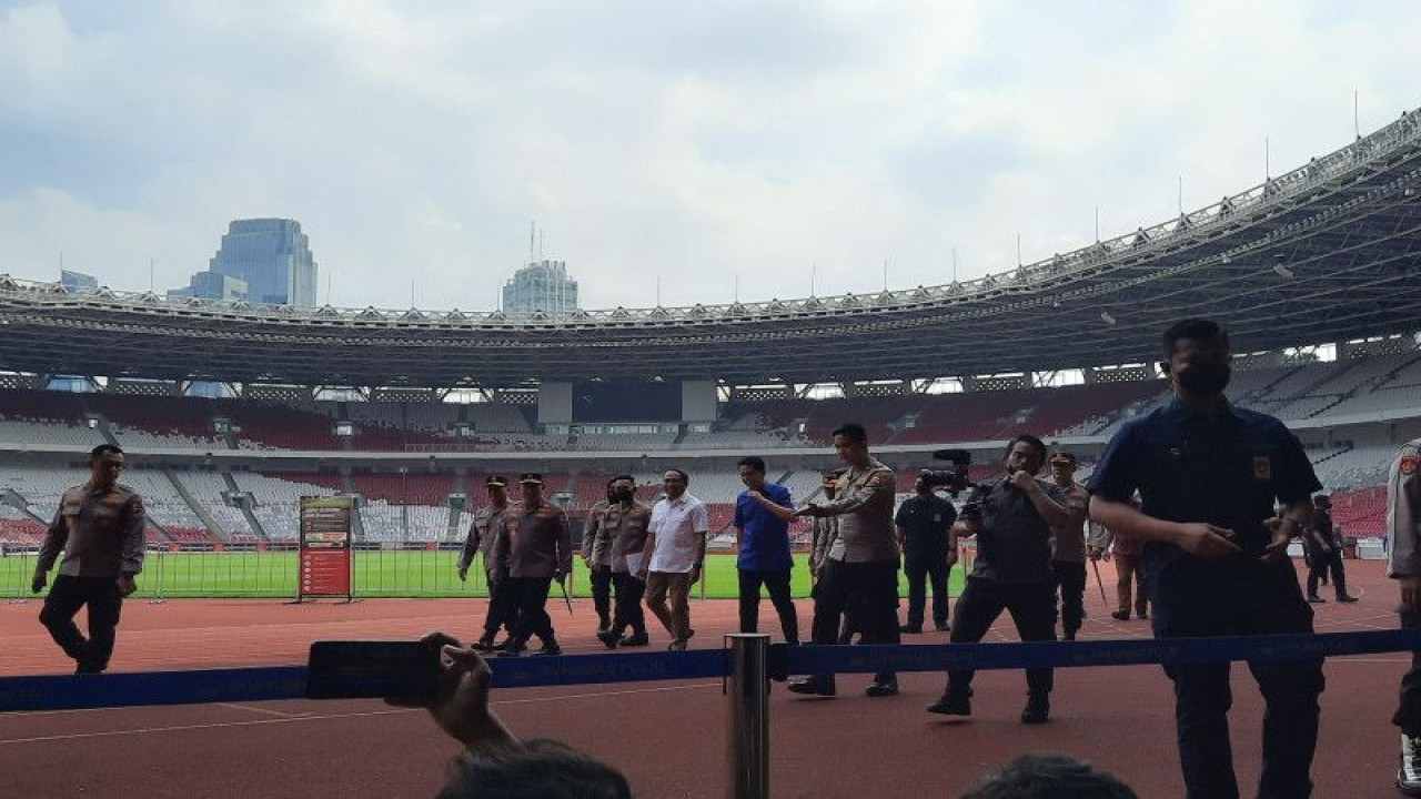 Kapolri Jenderal Pol. Listyo Sigit Prabowo bersama Menpora Zainudin Amali dan Kapolda Metro Jaya Irjen Pol. Fadil Imran meninjau Stadion GBK jelang laga Skuad Indonesia dalam Piala AFF 2022, Selasa (20/12/2022). ANTARA/Laily Rahmawaty