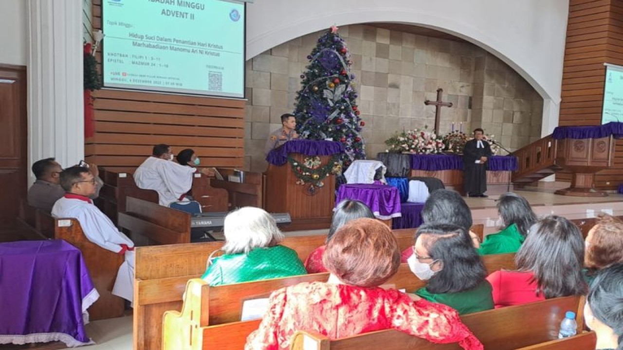 Kapolsek Jagakarsa Kompol Multazam Lisendra mengunjungi dan memberikan sejumlah imbauan kepada pengurus, serta jemaah Gereja Huria Kristen Batak Protestan (HKBP) Poltangan saat menjelang Natal dan Tahun Baru di Jagakarsa, Jakarta Selatan, Minggu (4/12/2022). ANTARA/HO-Polsek Jagakarsa