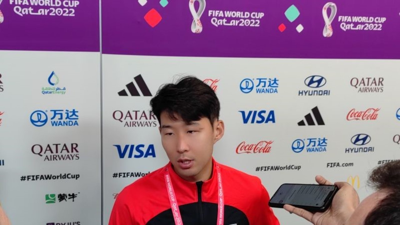Bintang tim nasional Korea Selatan Son Heung-min melayani wawancara media selepas pertandingan Grup H Piala Dunia 2022 melawan Uruguay di Stadion Education City, Al Rayyan, Qatar, Kamis (24/11/2022). (ANTARA/Gilang Galiartha)