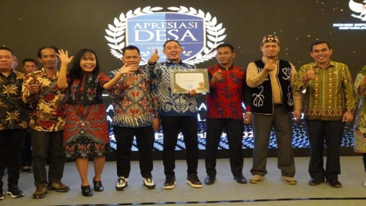 Wakil Bupati Kapuas Hulu, Kalbar. Wahyudi Hidayat menerima penghargaan dari Komisi Informasi Publik untuk Desa Titian Kuala sebagai peringkat keempat keterbukaan informasi publik desa tingkat nasional, di Jakarta, Kamis (8/12/2022). FOTO ANTARA/HO-Prokopim Setda Kapuas Hulu.