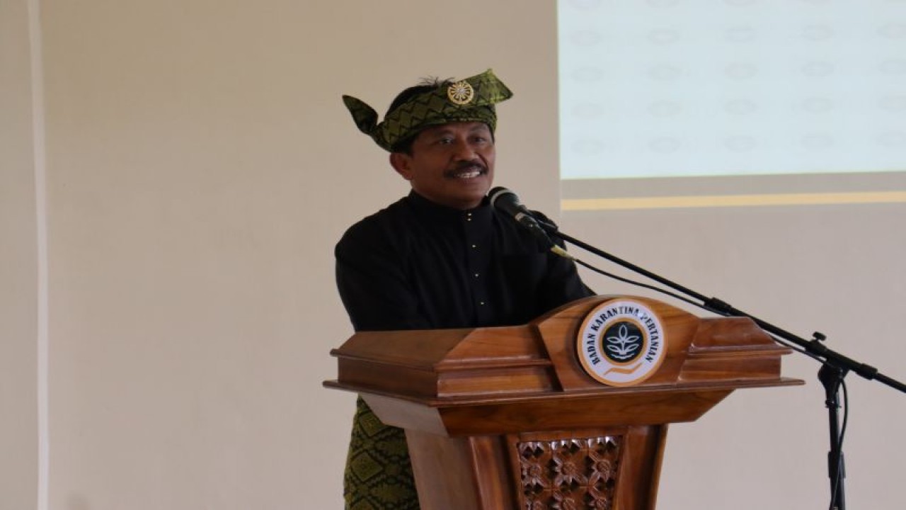 Kepala Badan Karantina Pertanian (Barantan) Bambang mengenakan baju kurung dan tanjak (topi) khas Melayu di Kota Tanjungpinang. (ANTARA/HO-Karantina Pertanian Tanjungpinang)