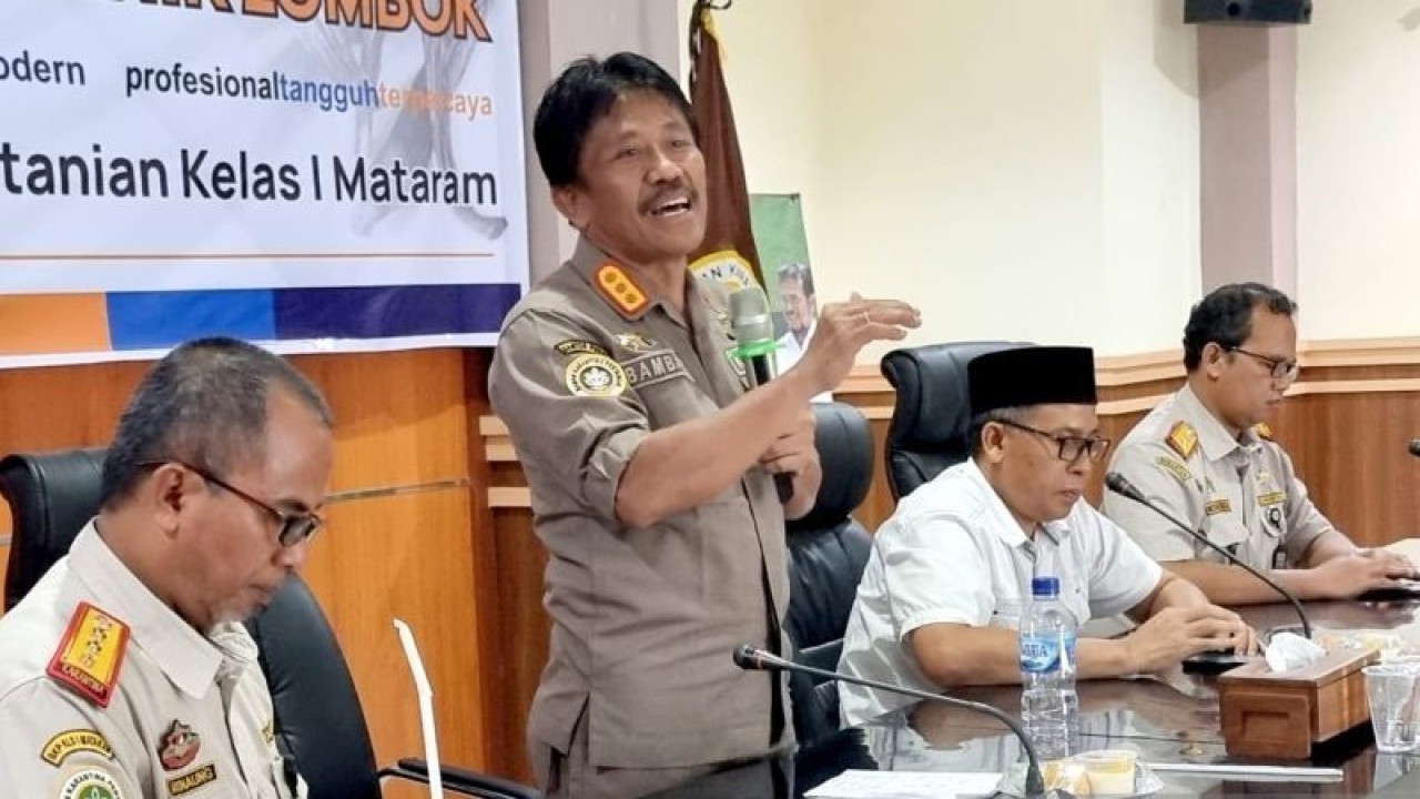 Kepala Badan Karantina Pertanian Mataram, Ir. Bambang (berdiri) saat memberikan sambutan bimbingan teknis (Bimtek) ekspor vanili organik di Kota Mataram. (ANTARA/Karantina Pertanian Mataram).
