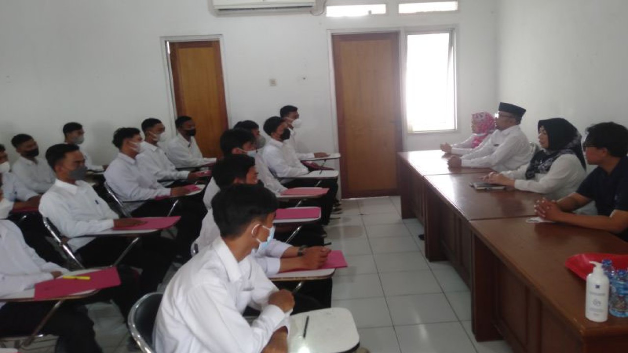 Calon tenaga kerja sedang mendengarkan pengarahan dari pejabat Dinas Tenaga Kerja dan Transmigrasi Kabupaten Karawang, Provinsi Jawa Barat. (ANTARA/Ali Khumaini)