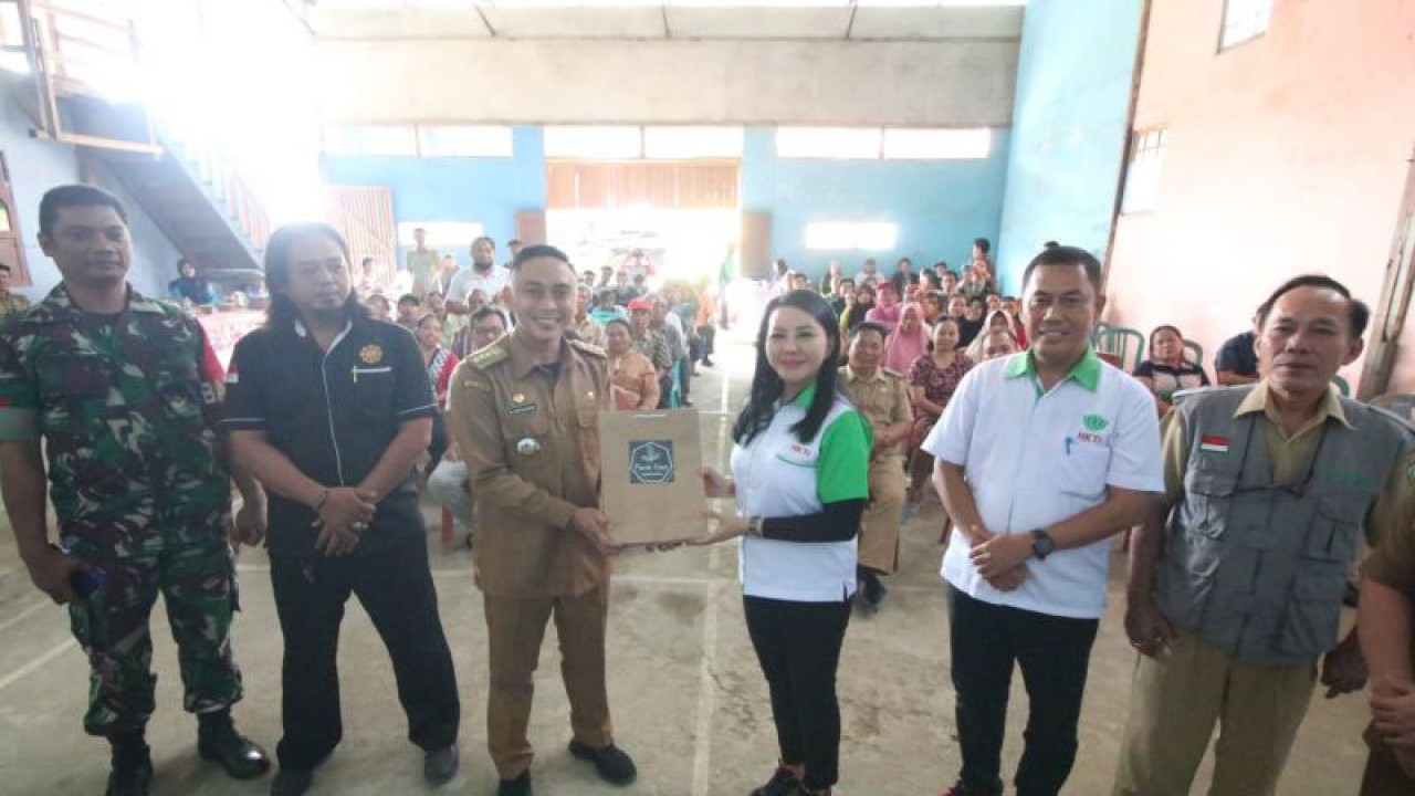 Ketua HKTI Landak Karolin Margret Natasa menerima bingkisan kopi bubuk hasil produksi Kecamatan Air Besar (istimewa)