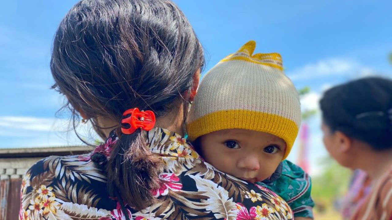 Illustrasi seorang ibu yang mendekap anaknya dengan penuh rasa hangat dan kasih sayang. (ANTARA/Hreeloita Dharma Shanti)