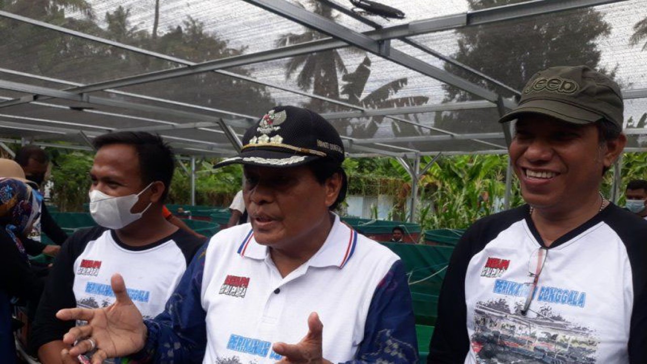 Bupati Donggala Kasman Lassa (kiri) dan Kepala Dinas Kelautan dan Perikanan Donggala Ali Assegaf (kanan) (ANTARA/Muhammad Hajiji)