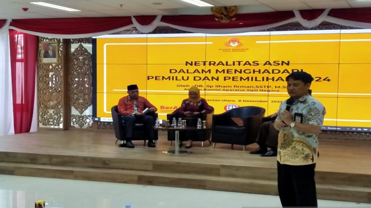 Asisten Komisi Aparatur Sipil Negara (KASN) Iip Ilham Firman berbicara pada sosialisasi netralitas ASN jelang Pemilu 2024 yang diselenggarakan Bawaslu Kaltara di Tanjung Selor, Kamis (8/12/2022). ANTARA/Ayu Prameswari