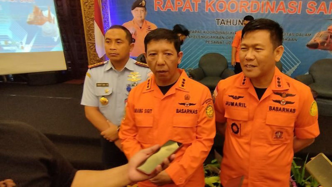 Kasubdit Pengerahan Potensi dan Pengendalian Operasi Basarnas Nanang Sigit bersama Kepala Kantor SAR Bandung Jumaril. (ANTARA/Bagus Ahmad Rizaldi)