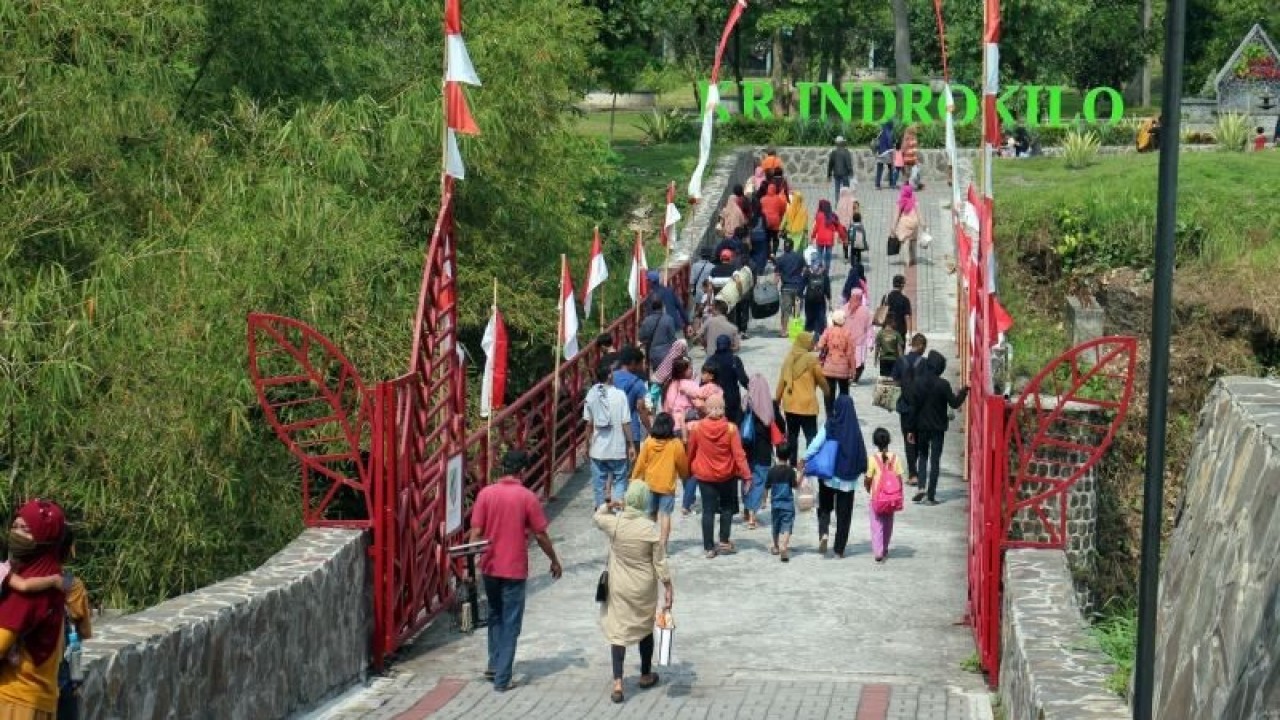 Sejumlah pengunjung tetap disiplin memakai masker saat memasuki gerbang di objek wisata Kebun Raya Indrokilo Boyolali, Kamis (29/12/2022). ANTARA/Bambang Dwi Marwoto.