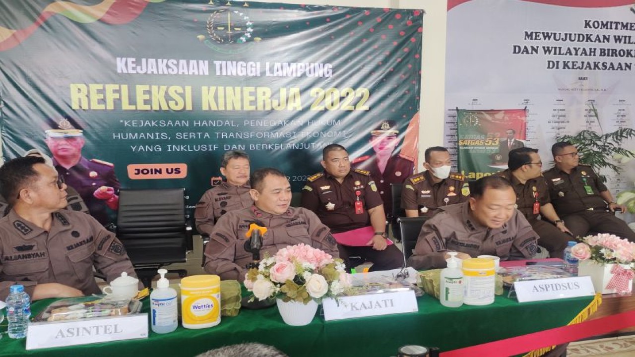 Kepala Kejaksaan Tinggi (Kejati) Lampung Nanang Sigit Yulianto (tengah) bersama jajaran saat memberikan keterangan, di Kantor Kejati Lampung, Bandarlampung, Kamis (22/12/2022). ANTARA/Dian Hadiyatna