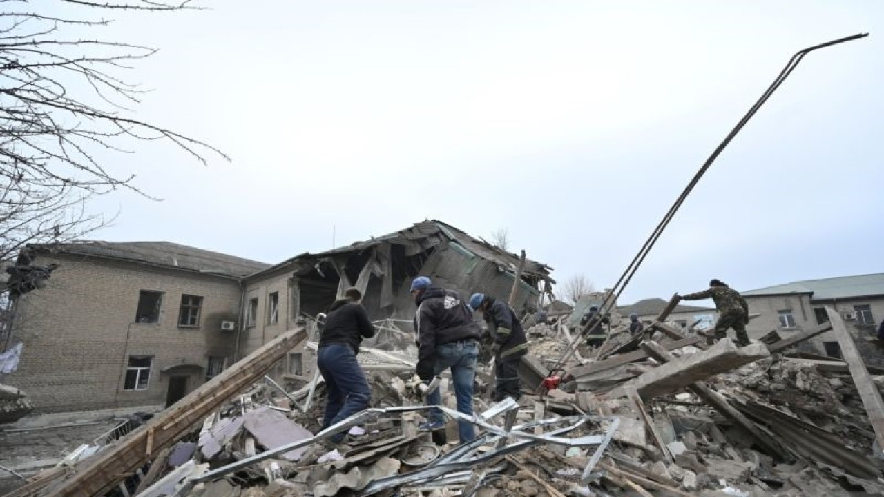 Tim penyelamat bekerja di lokasi bangsal bersalin sebuah rumah sakit yang dihancurkan oleh serangan rudal Rusia, saat serangan mereka ke Ukraina berlanjut, di Vilniansk, wilayah Zaporizhzhia, Ukraina, 23 November 2022. (ANTARA/REUTERS/Stringer/as)