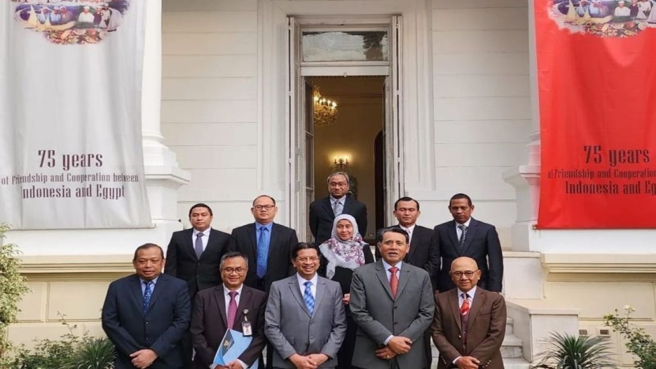 Inspektorat Jenderal Kementerian Agama berfoto bersama dengan KBRI Mesir saat melakukan evaluasi program beasiswa dan studi lanjut luar negeri di Mesir. (ANTARA/HO-Kemenag)