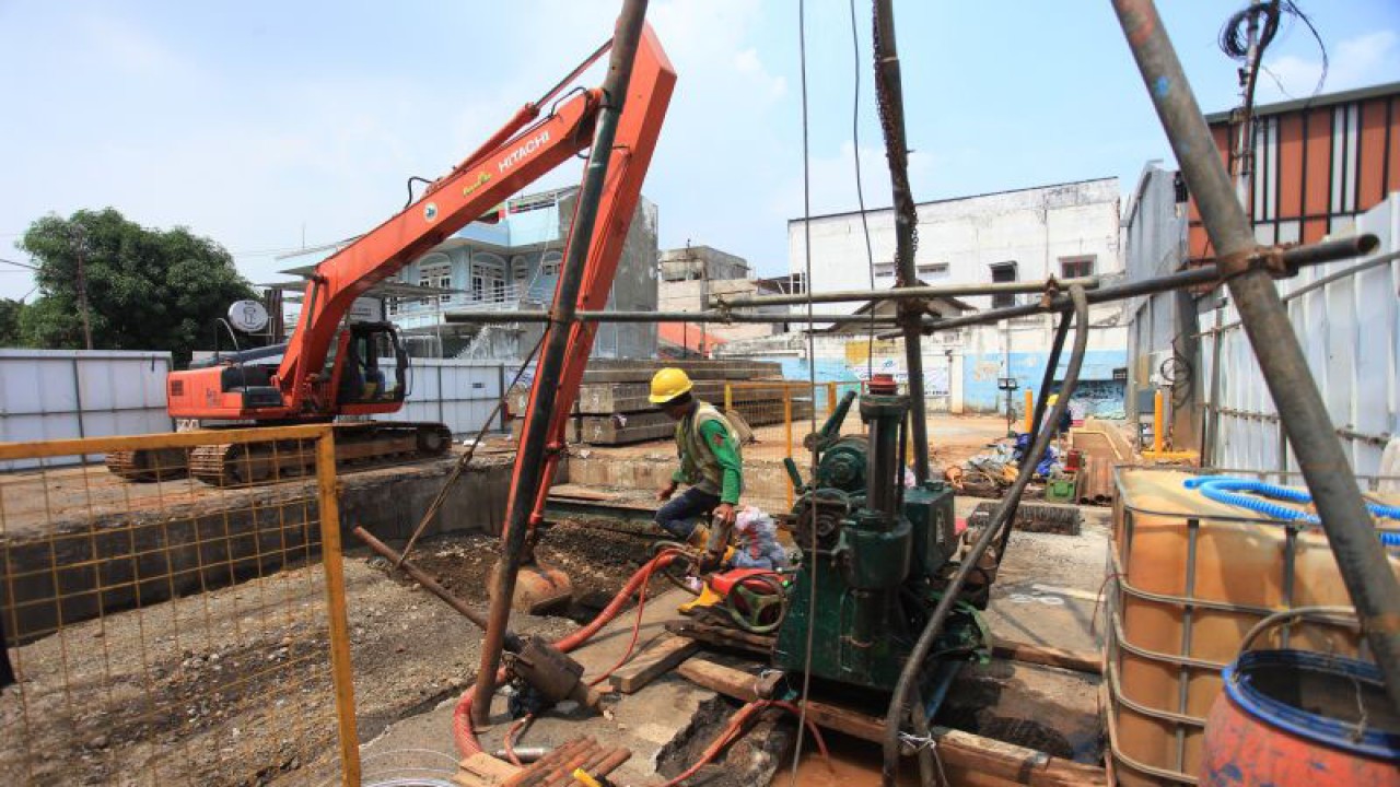 Pekerja menyelesaikan proyek pembangunan sodetan Kali Ciliwung ke Kanal Banjir Timur (KBT) di Jakarta, Senin (16/5/2022).ANTARA FOTO/Reno Esnir/rwa.
