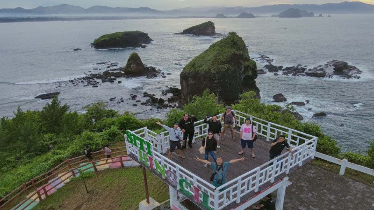 Sejumlah wartawan yang tergabung dalam Himpunan Anak Media (HAM) Jakarta menikmati Pantai Tanjung Papuma Jember pada 23 November 2022 (ANTARA/HO-HAM Jakarta)