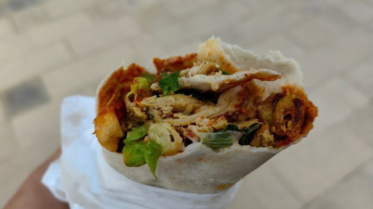 Makanan ringan mengenyangkan khas Timur Tengah, shawarma, yang mudah ditemukan di Qatar dan jadi opsi kuliner para suporter selama Piala Dunia 2022. (ANTARA/Gilang Galiartha)