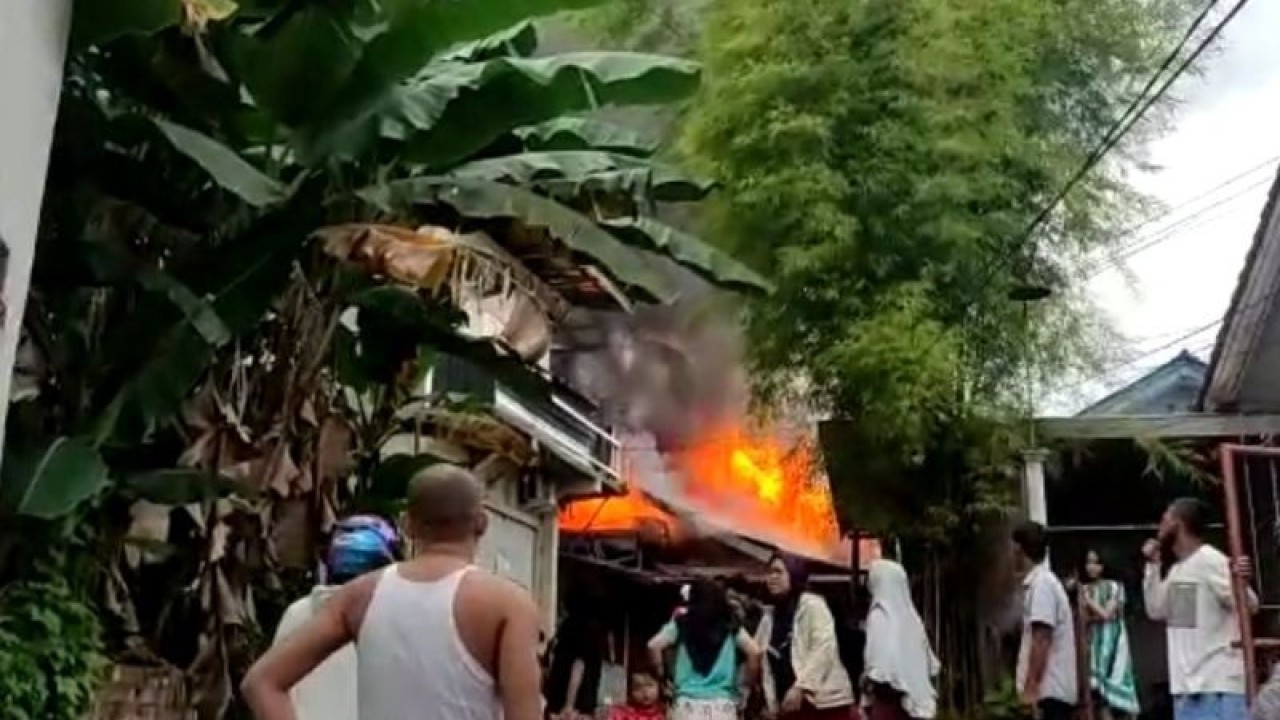 Kebakaran rumah di kawasan padat penduduk Jalan Ratna, Kecamatan Ilir Barat II, Kota Palembang, Sumatera Selatan, Minggu (18/12/2022) (ANTARA/HO- Dinas Pemadam Kebakaran Kota Palembang)