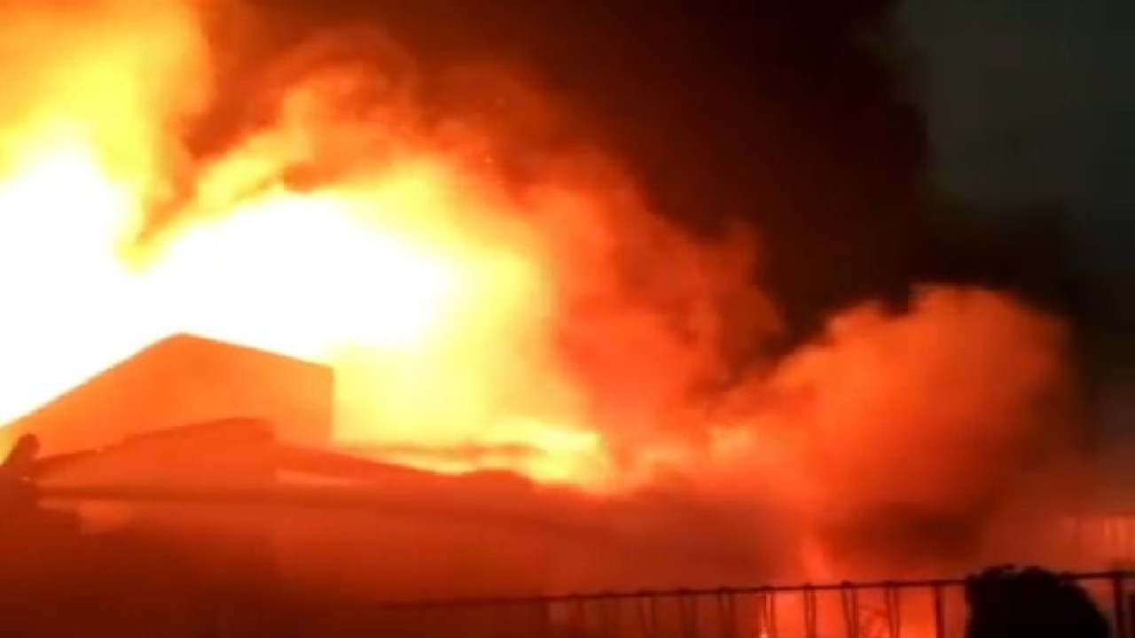 Kebakaran melanda sejumlah rumah di Bangka Buntu, Mampang Prapatan, Jakarta, Senin (26/12/2022). ANTARA/Instagram/@humasjakfire