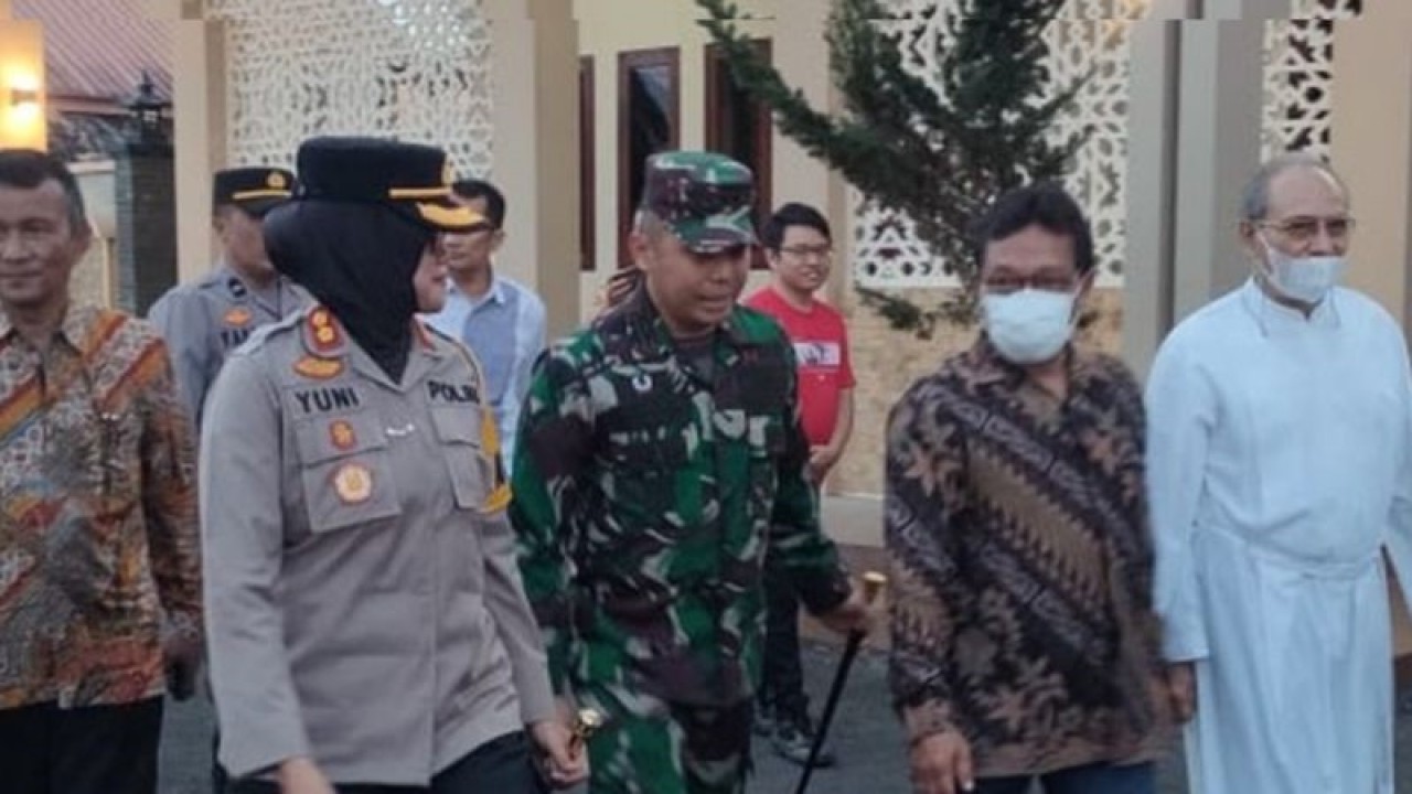 Komandan Kodim 0304/Agam, Letnan Kolonel CZI Renggo Y Ariesko, dan Kepala Polresta Bukittinggi, AKBP Wahyuni Sri Lestari, mendatangi gereja-gereja di Bukittinggi, untuk memastikan keamanan kebaktian/misa dan perayaan Natal 2022, di Bukittinggi, Sumatera Barat. ANTARA/Alfatah