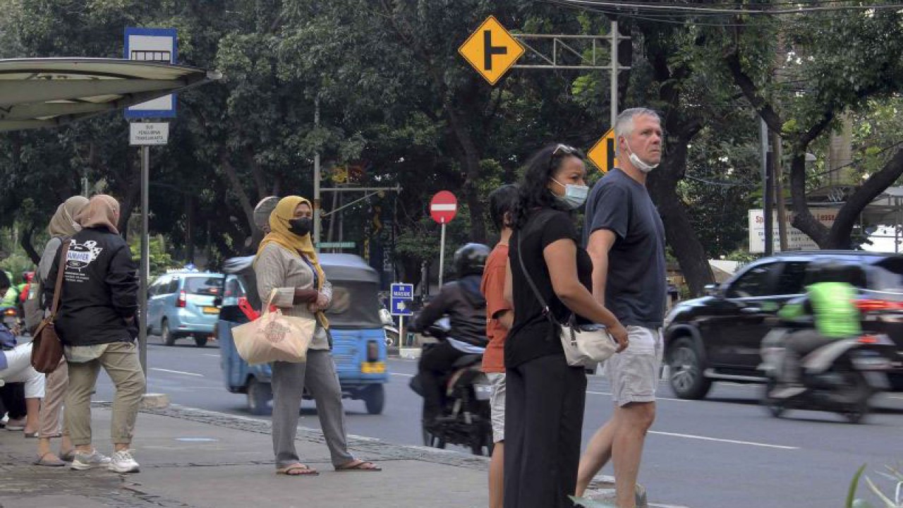 Pejalan kaki mengenakan masker di Jalan Kebon Sirih, Jakarta, Rabu (6/7/2022). Pemerintah kembali menerapkan status PPKM level 1 di wilayah Aglomerasi Jabodetabek setelah sehari sebelumnya berstatus PPKM level 2 diakibatkan kenaikan kasus COVID-19 varian omicron BA.4 dan BA.5. ANTARA FOTO/Budi Prasetiyo/wsj