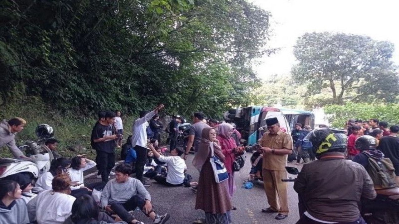 Kecelakaan bus yang ditumpangi rombongan mahasiswa dan dosen Unri. (ANTARA/tangkapan layar)
