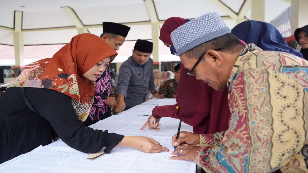 Petugas mendata guru ngaji di Kabupaten Kediri, Jawa Timur. Pemkab Kediri memberikan insentif atau bisyaroh sebesar Rp100 ribu per bulan. ANTARA/ HO-Pemkab Kediri